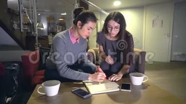2.两个正在准备考试的小女孩坐在桌旁，一边画<strong>学习计划</strong>